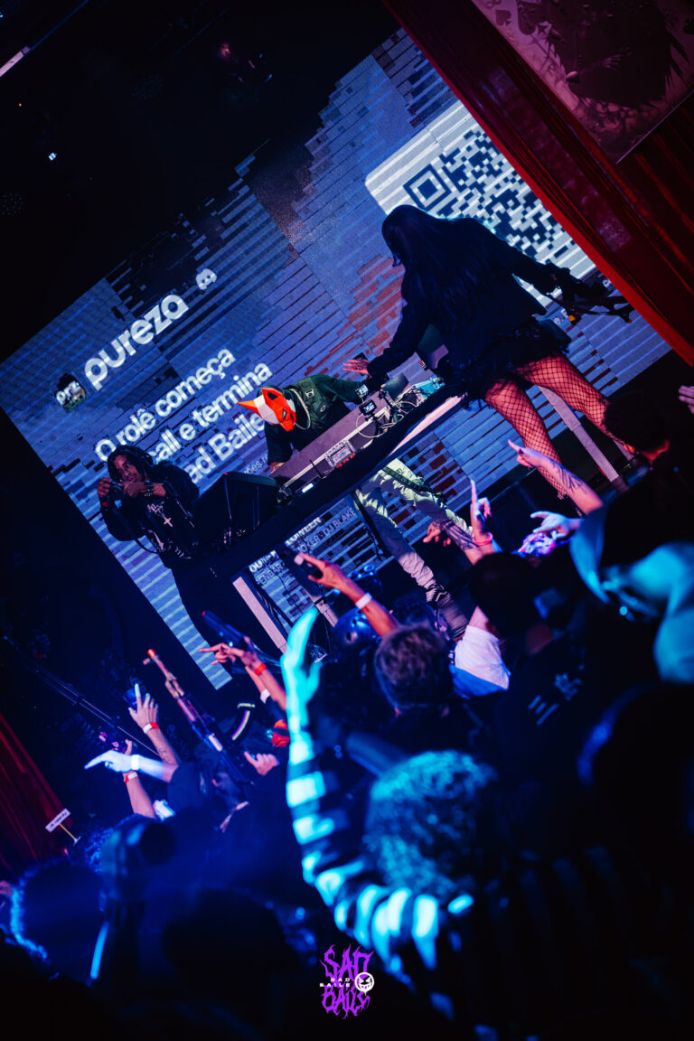 Público diante do palco com telão e QR code — Sad Baile Joker, Halloween em São Paulo, 17/10/2026