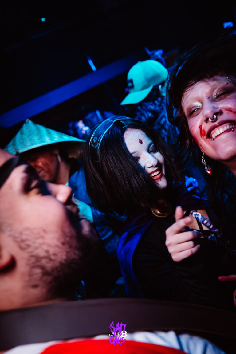 Amigos fazem selfie na pista — Sad Baile Joker, Halloween em São Paulo, 17/10/2026