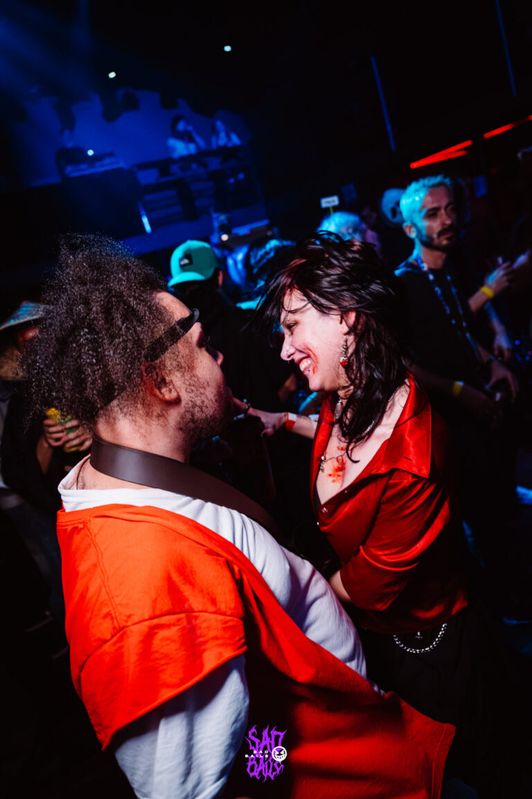 Casal dança junto na pista — Sad Baile Joker, Halloween em São Paulo, 17/10/2026