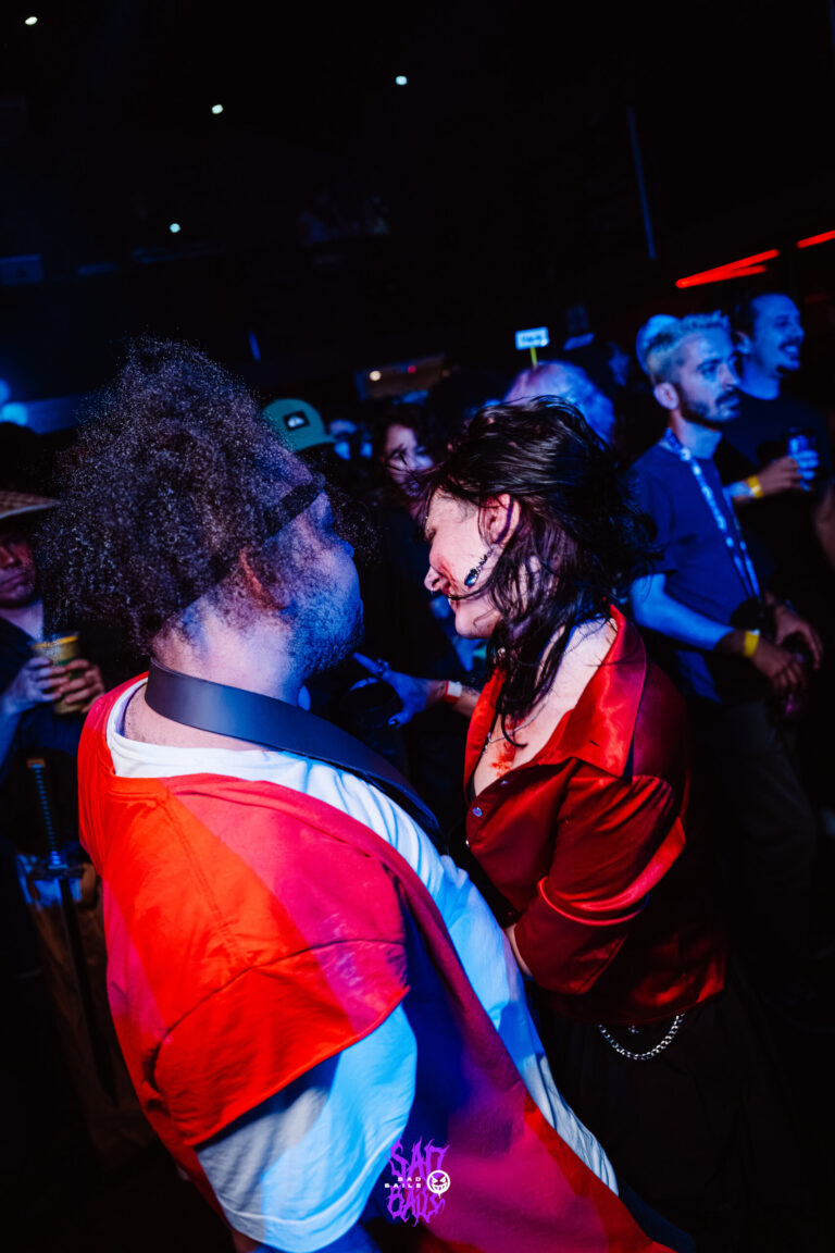 Casal conversa na pista — Sad Baile Joker, Halloween em São Paulo, 17/10/2026