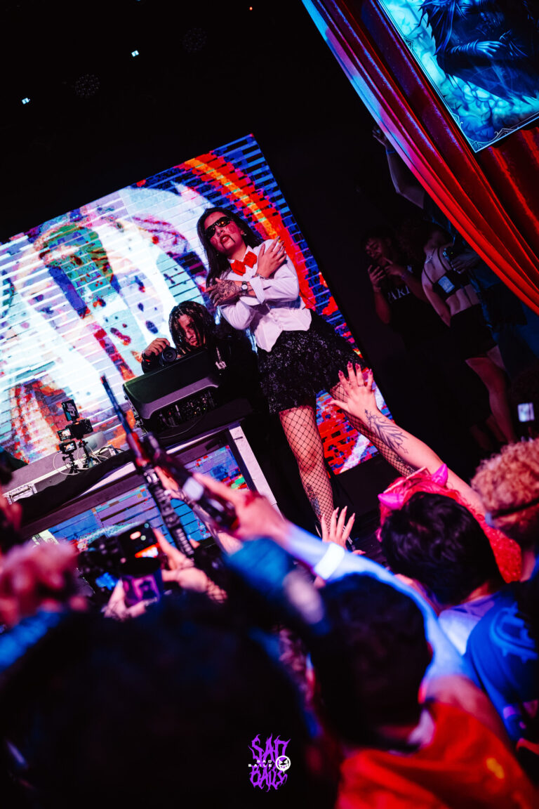 Show com o público de mãos para o alto — Sad Baile Joker, Halloween em São Paulo, 17/10/2026