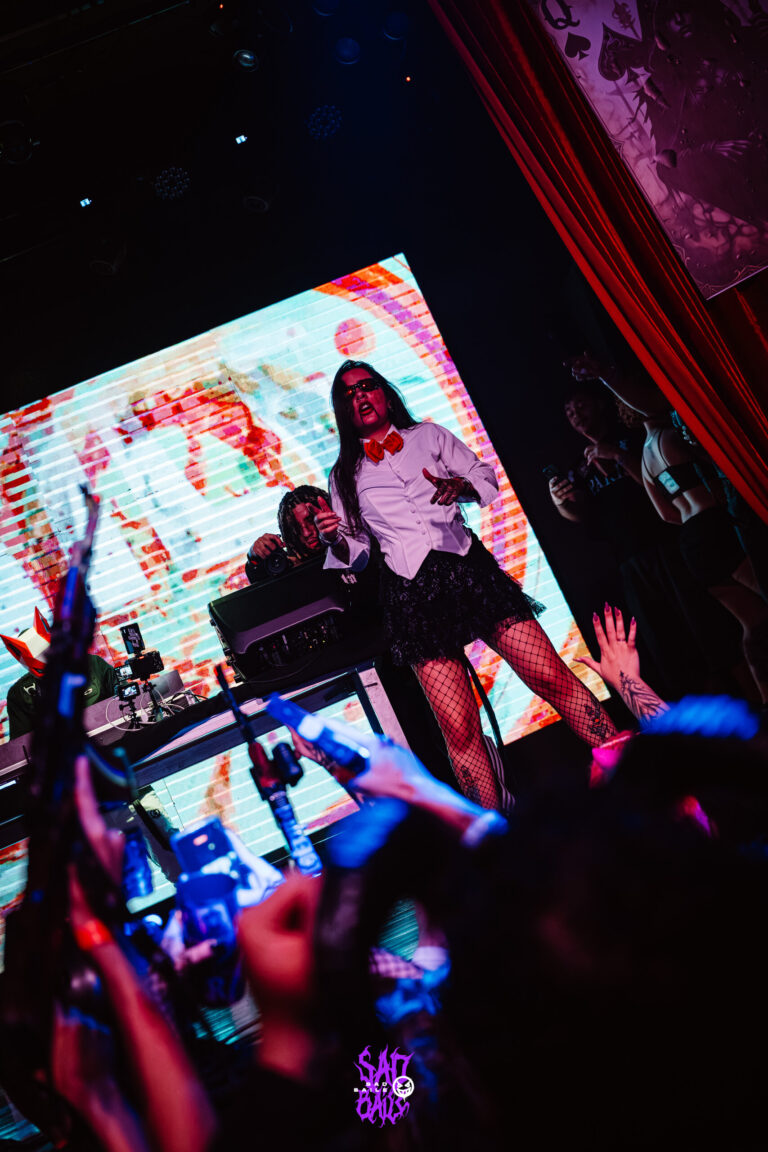 Artista no palco diante do telão colorido — Sad Baile Joker, Halloween em São Paulo, 17/10/2026