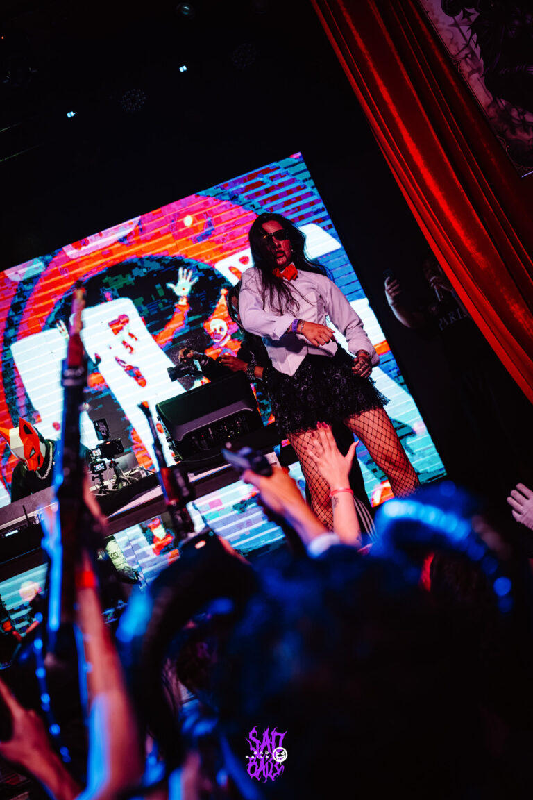 Artista na mesa do DJ com o telão atrás — Sad Baile Joker, Halloween em São Paulo, 17/10/2026