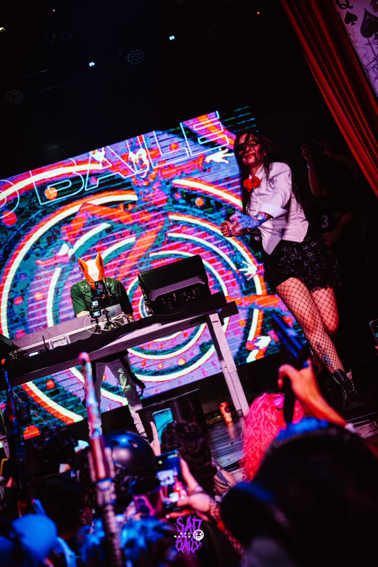 Palco com telão psicodélico e público — Sad Baile Joker, Halloween em São Paulo, 17/10/2026