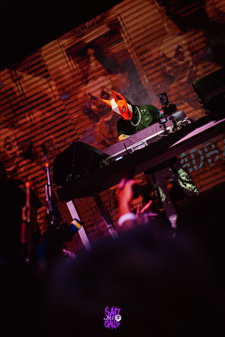 DJ toca com luz laranja no telão — Sad Baile Joker, Halloween em São Paulo, 17/10/2026