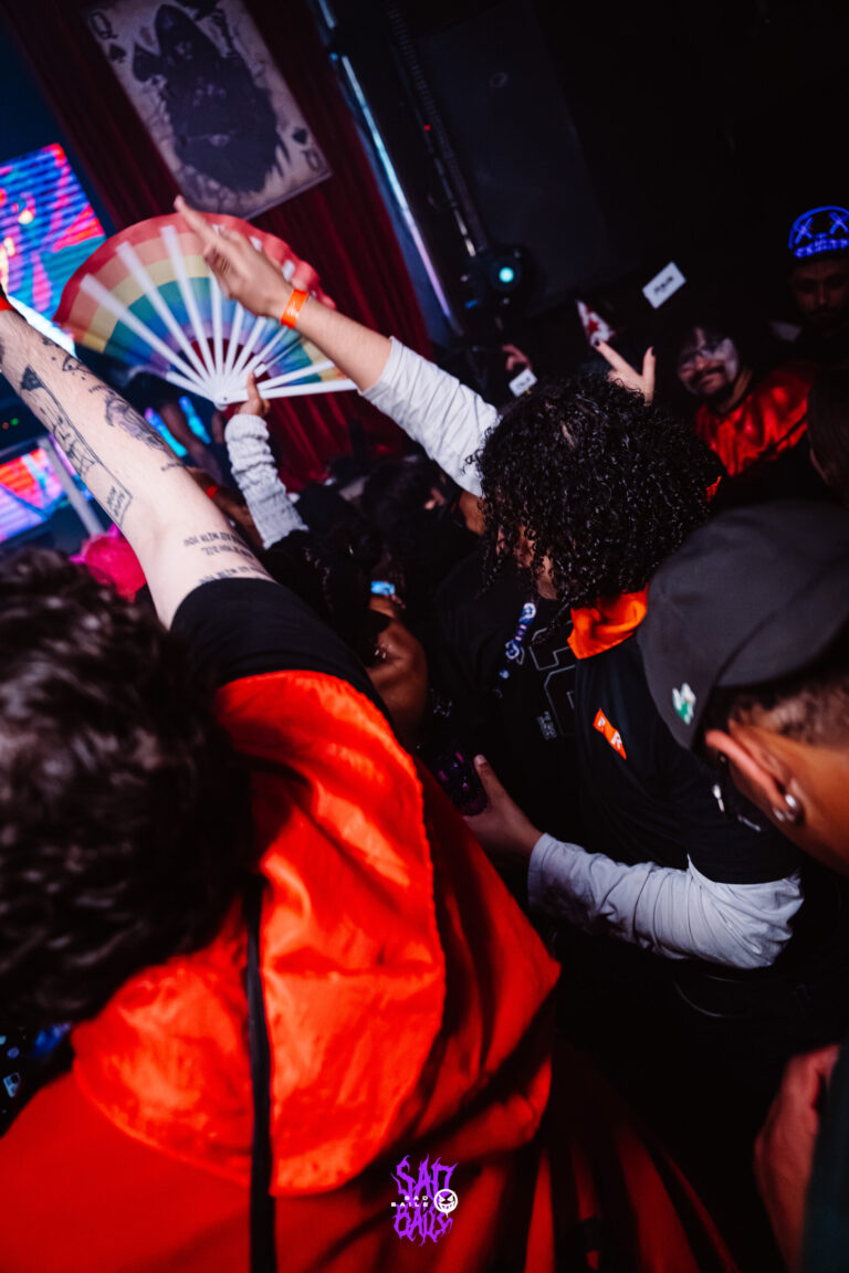 Leque colorido na pista lotada — Sad Baile Joker, Halloween em São Paulo, 17/10/2026