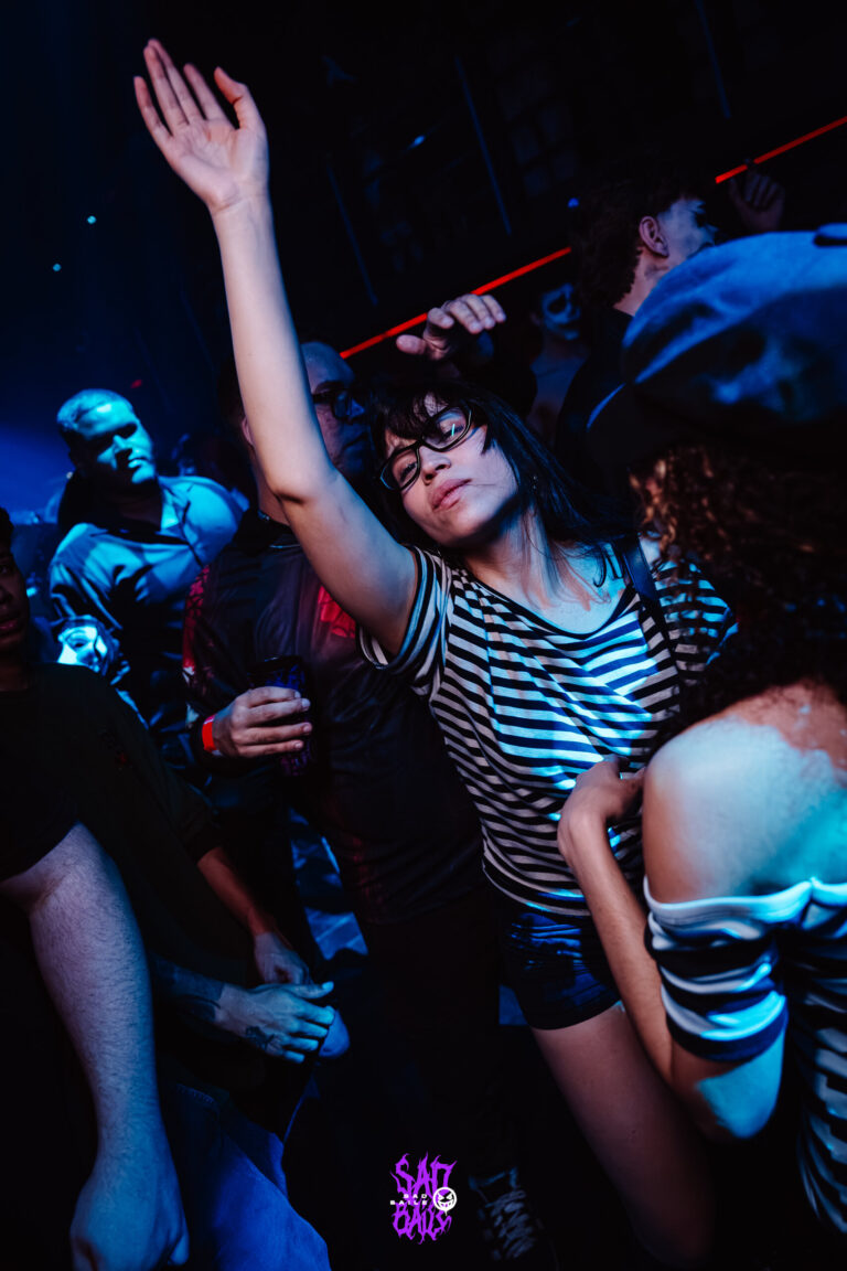 Garota de blusa listrada dança na pista — Sad Baile Joker, Halloween em São Paulo, 17/10/2026