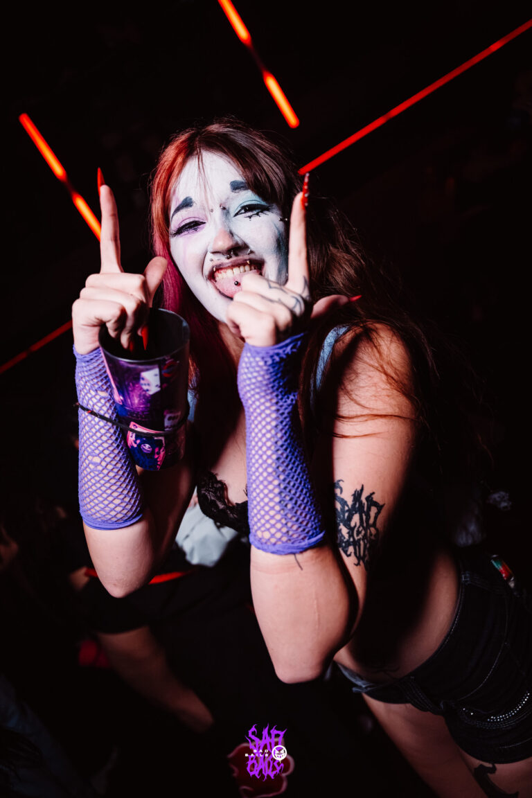 Garota de maquiagem branca faz sinal de paz — Sad Baile Joker, Halloween em São Paulo, 17/10/2026