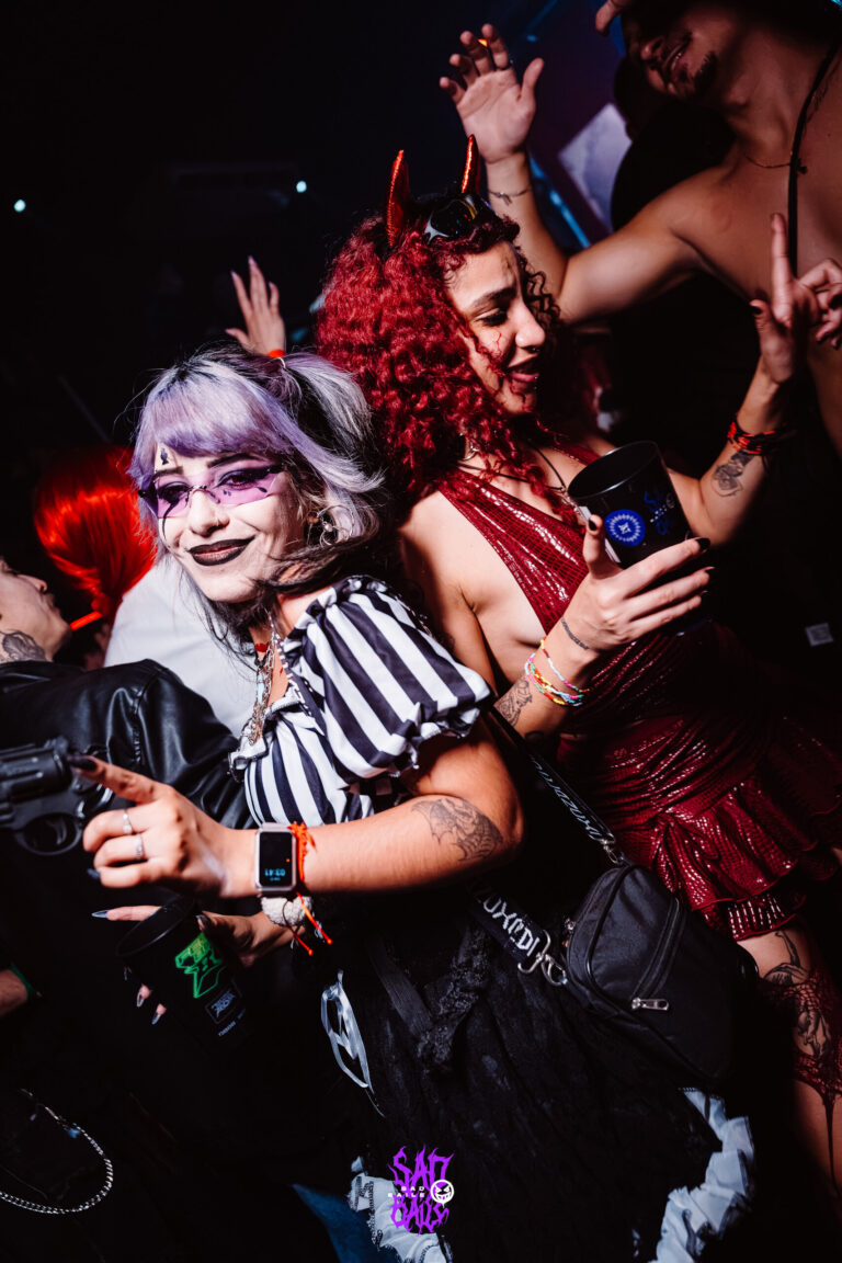 Palhaça de peruca lilás dança na pista — Sad Baile Joker, Halloween em São Paulo, 17/10/2026