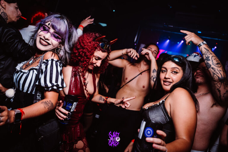 Galera fantasiada dança junta — Sad Baile Joker, Halloween em São Paulo, 17/10/2026