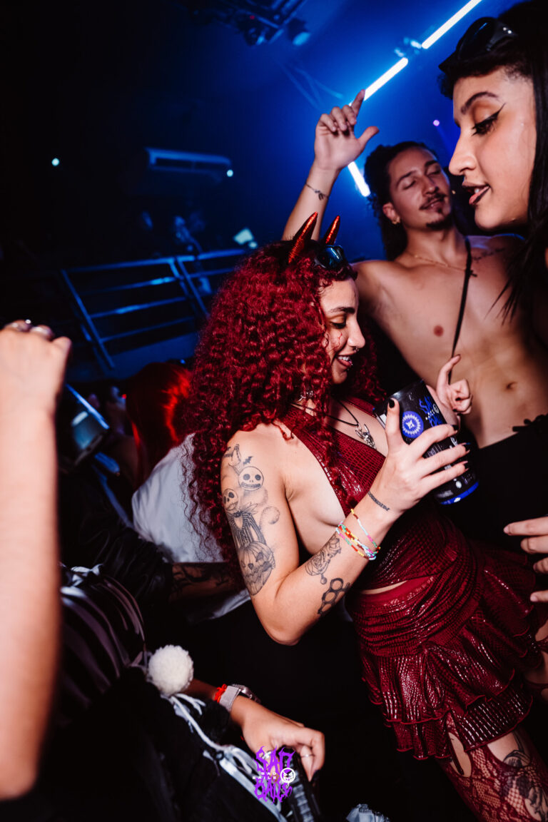 Garota de cabelo ruivo cacheado dança na pista — Sad Baile Joker, Halloween em São Paulo, 17/10/2026