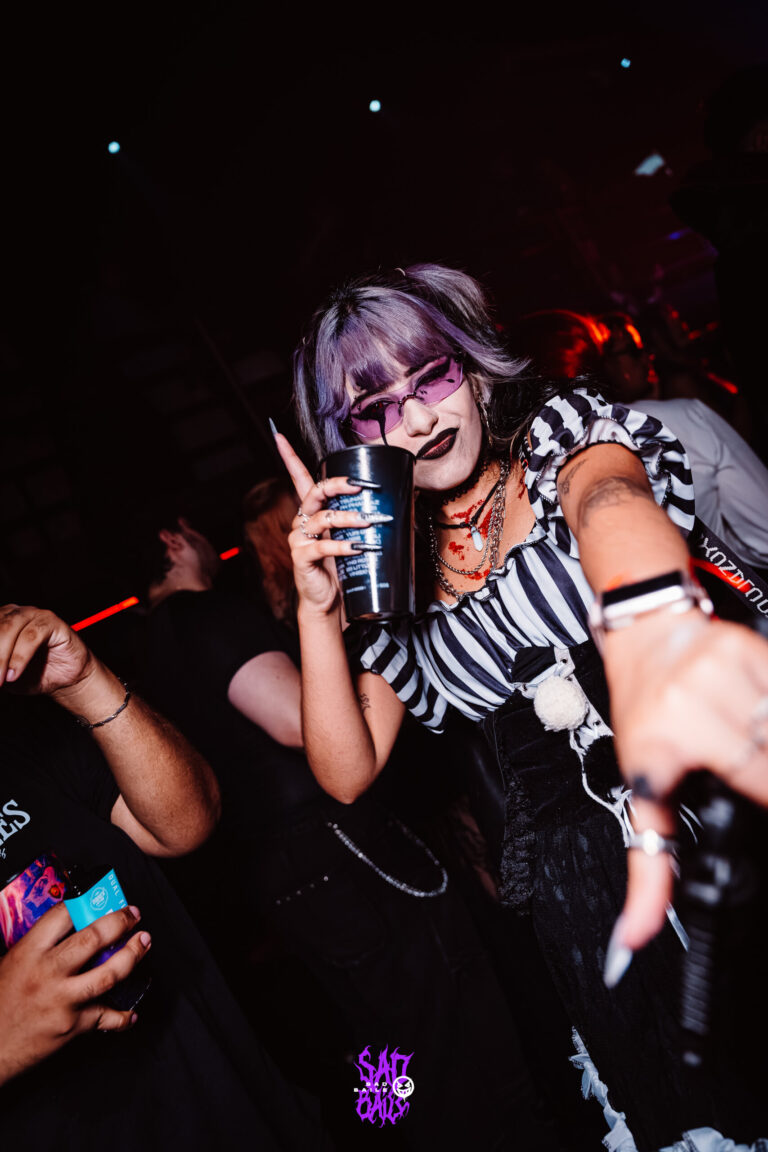 Palhaça de peruca lilás com arma de brinquedo — Sad Baile Joker, Halloween em São Paulo, 17/10/2026
