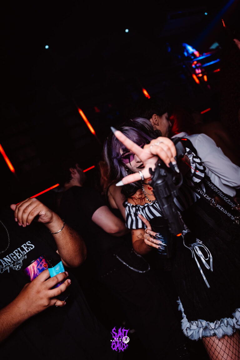Palhaça de blusa listrada dança na pista — Sad Baile Joker, Halloween em São Paulo, 17/10/2026