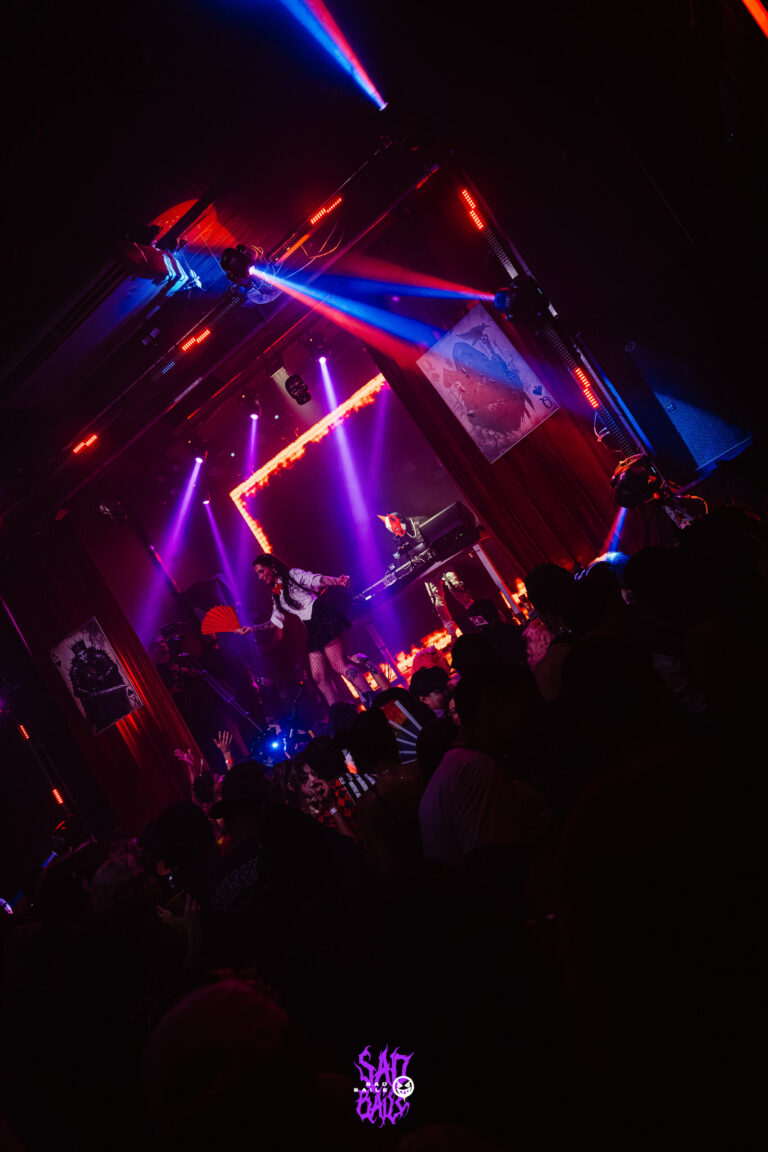 Pista vista de longe com luzes roxas — Sad Baile Joker, Halloween em São Paulo, 17/10/2026