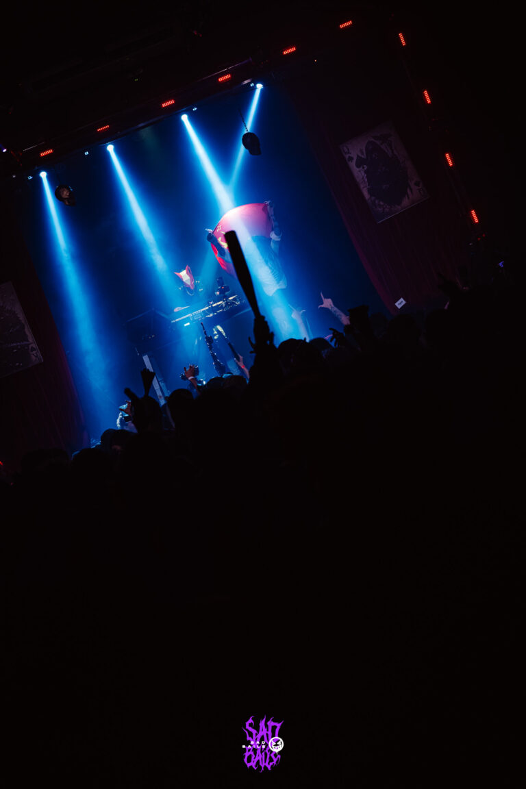 Feixes de luz azul sobre o palco — Sad Baile Joker, Halloween em São Paulo, 17/10/2026