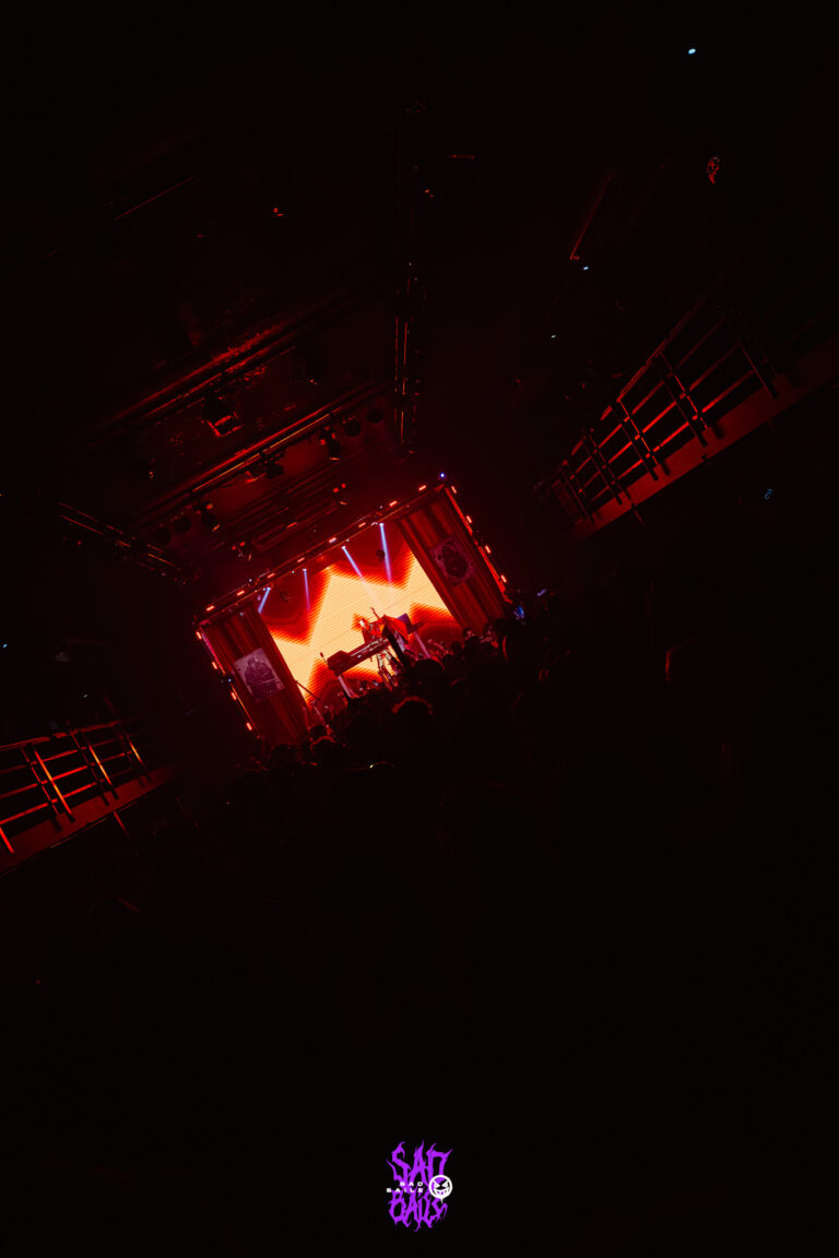 Palco com luz vermelha visto de longe — Sad Baile Joker, Halloween em São Paulo, 17/10/2026
