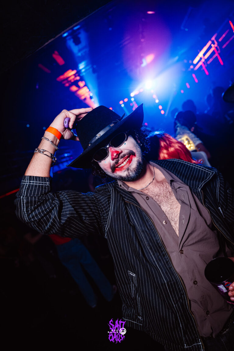 Cowboy de chapéu preto e maquiagem de caveira — Sad Baile Joker, Halloween em São Paulo, 17/10/2026