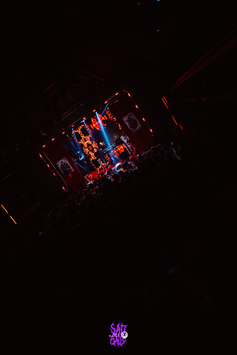Pista escura com o palco ao fundo — Sad Baile Joker, Halloween em São Paulo, 17/10/2026
