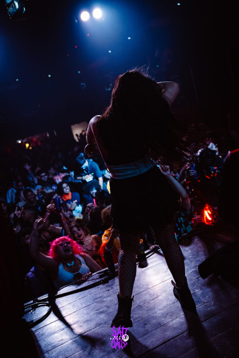 Garota no palco vista de costas diante do público — Sad Baile Joker, Halloween em São Paulo, 17/10/2026