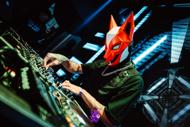 DJ mascarado de raposa mixando — Sad Baile Joker, Halloween em São Paulo, 17/10/2026