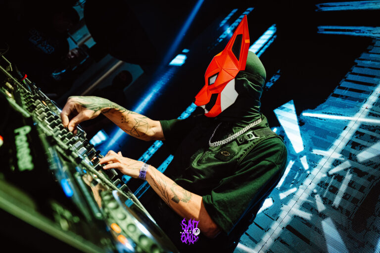 DJ de máscara de raposa nos controles — Sad Baile Joker, Halloween em São Paulo, 17/10/2026