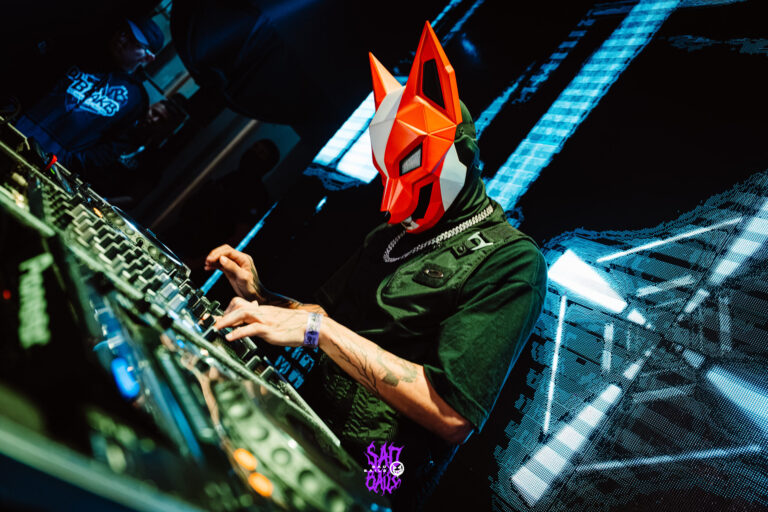 DJ mascarado concentrado no set — Sad Baile Joker, Halloween em São Paulo, 17/10/2026