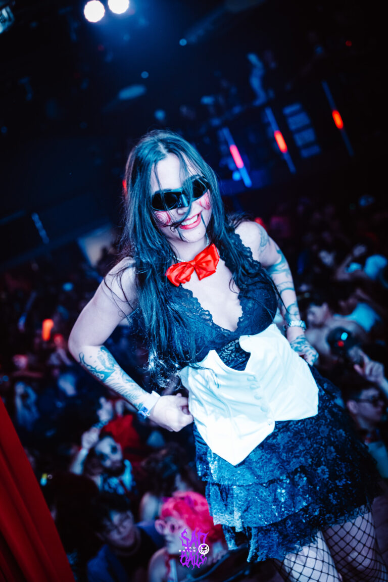 Garota de óculos escuros dança no palco — Sad Baile Joker, Halloween em São Paulo, 17/10/2026