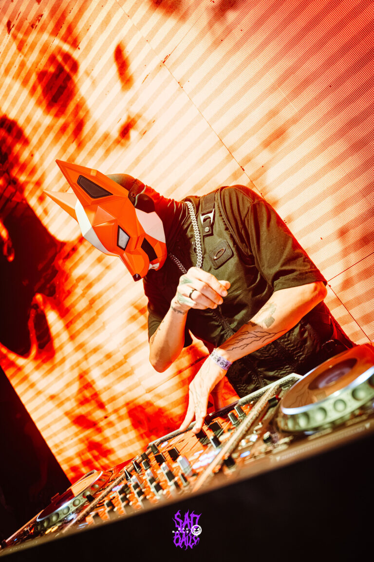 DJ de máscara de raposa com telão de fogo — Sad Baile Joker, Halloween em São Paulo, 17/10/2026