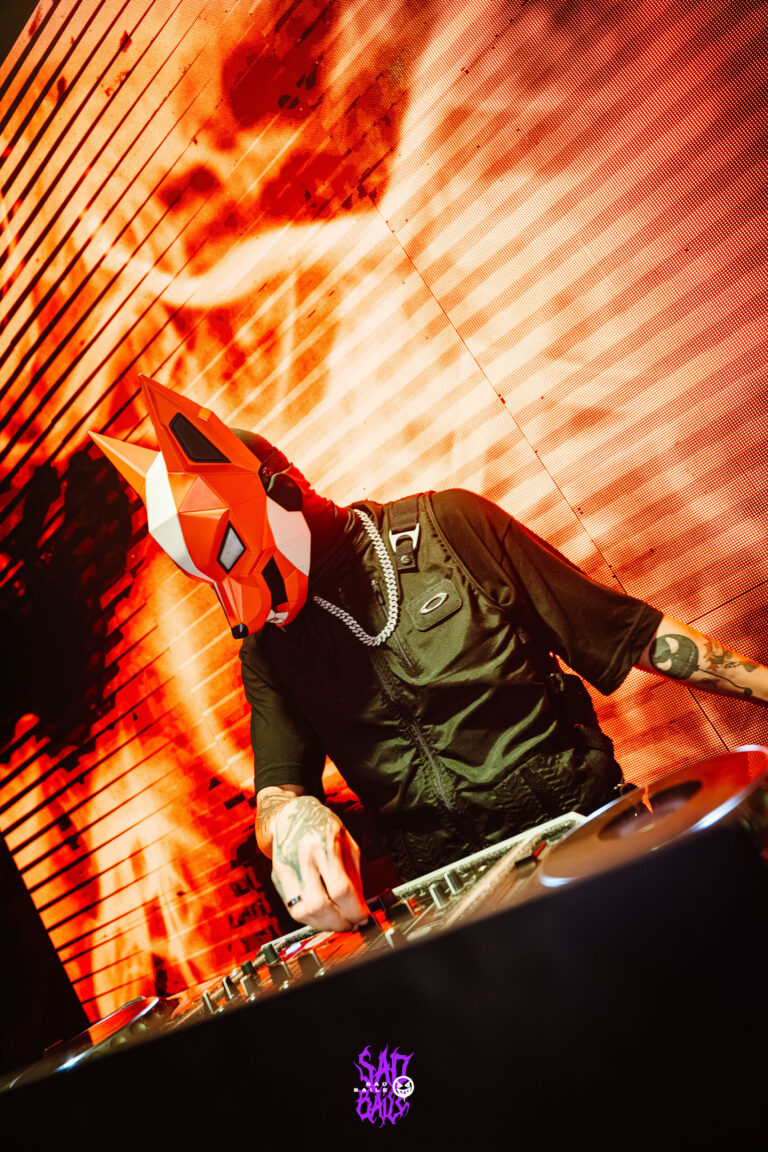 DJ mascarado diante do telão em chamas — Sad Baile Joker, Halloween em São Paulo, 17/10/2026