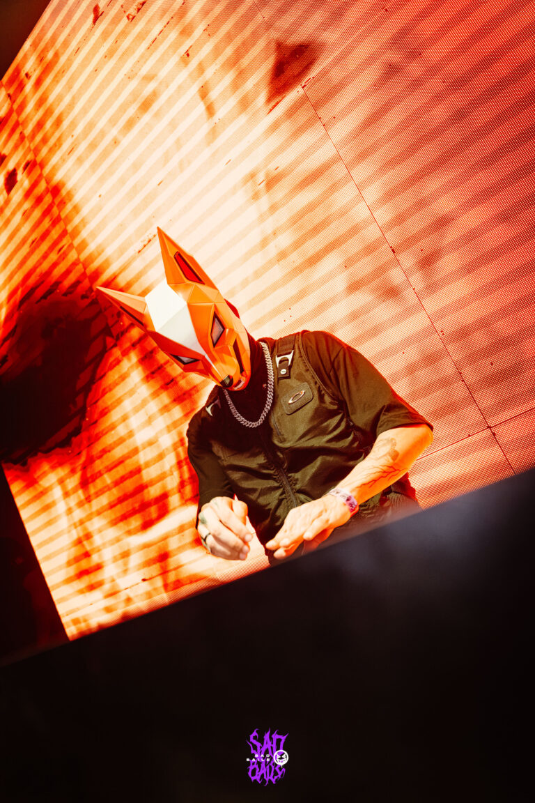 DJ mascarado de raposa com fogo no telão — Sad Baile Joker, Halloween em São Paulo, 17/10/2026