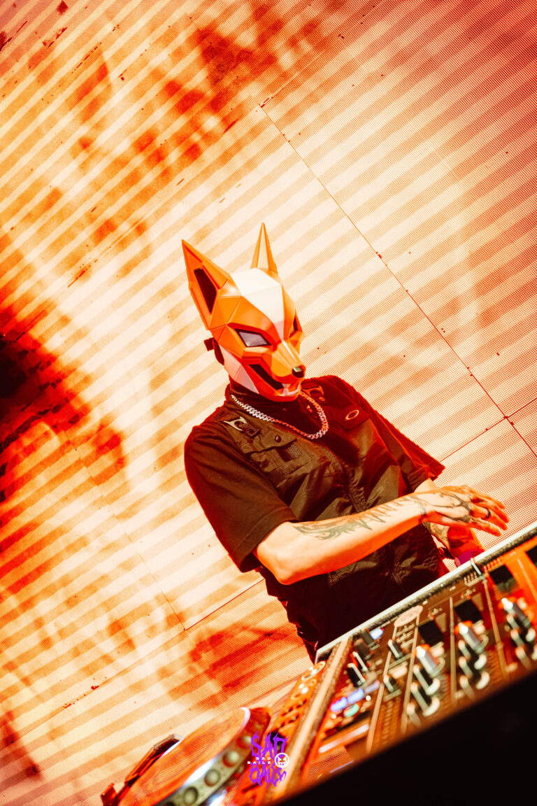 DJ de máscara laranja toca com telão de fogo — Sad Baile Joker, Halloween em São Paulo, 17/10/2026