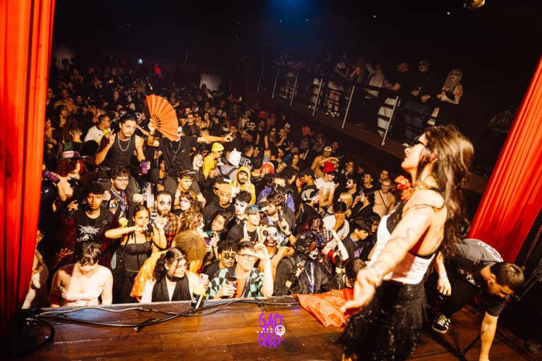 Garota dança no palco diante da pista lotada — Sad Baile Joker, Halloween em São Paulo, 17/10/2026