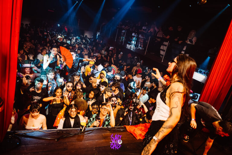 Público lotando a pista visto do palco — Sad Baile Joker, Halloween em São Paulo, 17/10/2026