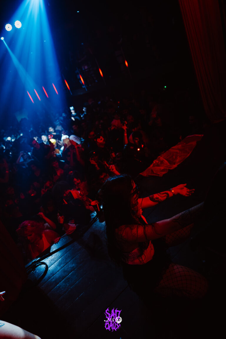 Público na pista com luzes azuis e vermelhas — Sad Baile Joker, Halloween em São Paulo, 17/10/2026