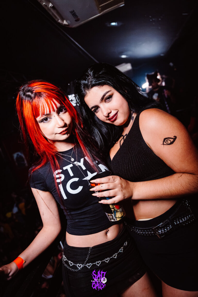 Amigas de cabelo vermelho e preto posam juntas — Sad Baile Joker, Halloween em São Paulo, 17/10/2026