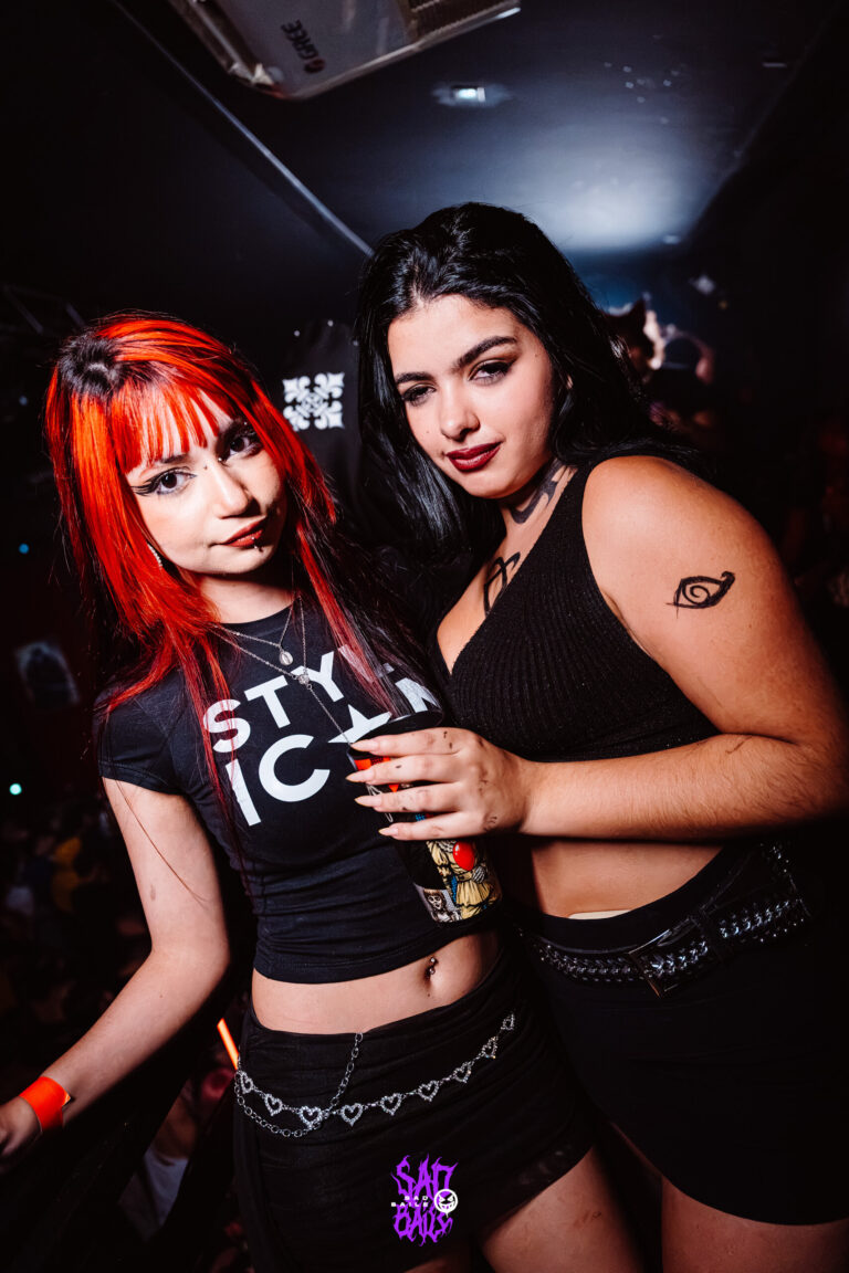 Duas amigas de preto posam na pista — Sad Baile Joker, Halloween em São Paulo, 17/10/2026