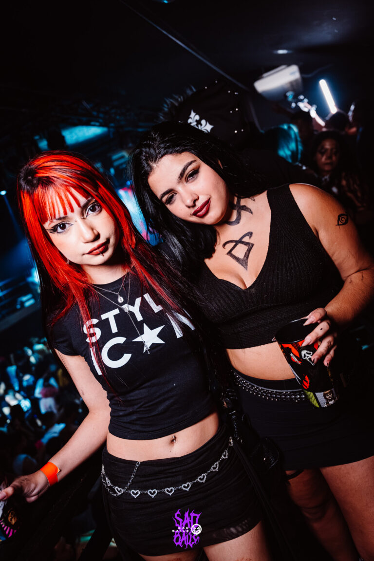 Amigas sorriem com copos na pista — Sad Baile Joker, Halloween em São Paulo, 17/10/2026