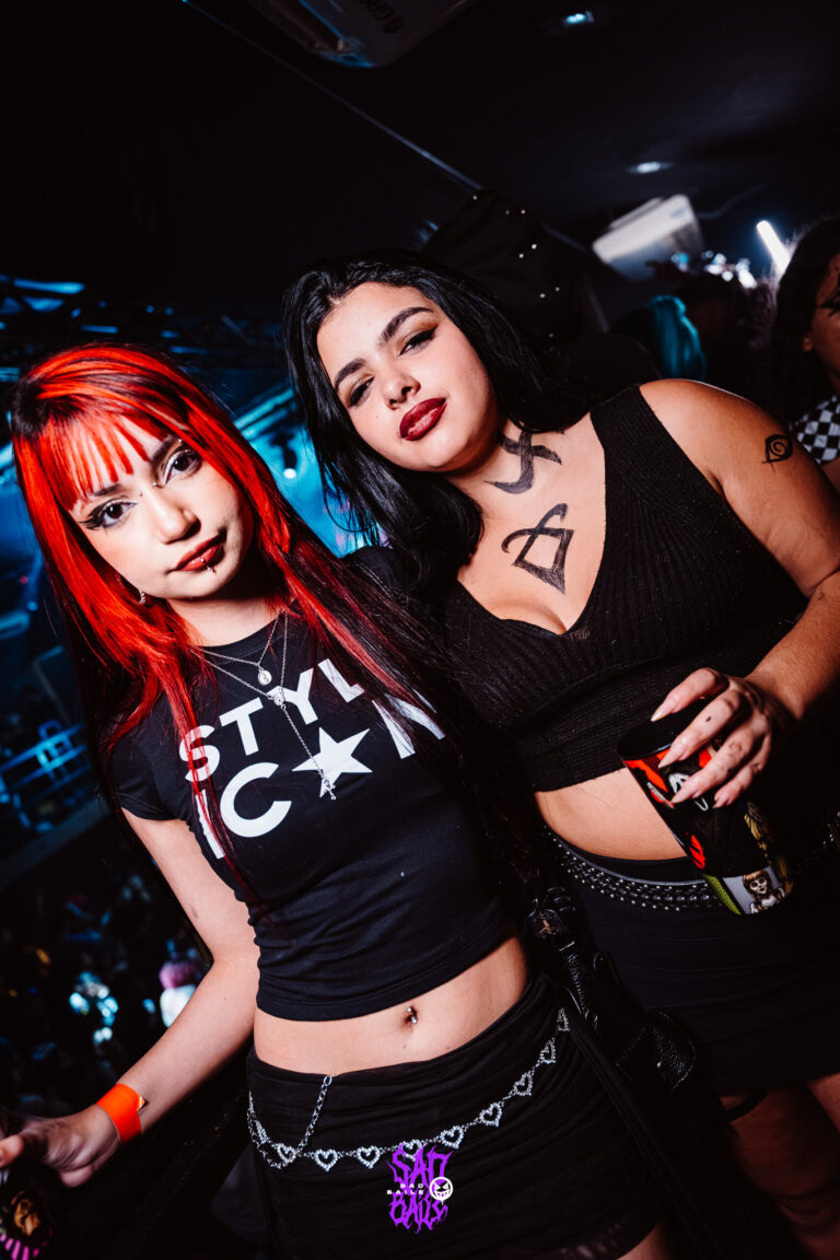 Amigas de top preto fazem pose — Sad Baile Joker, Halloween em São Paulo, 17/10/2026