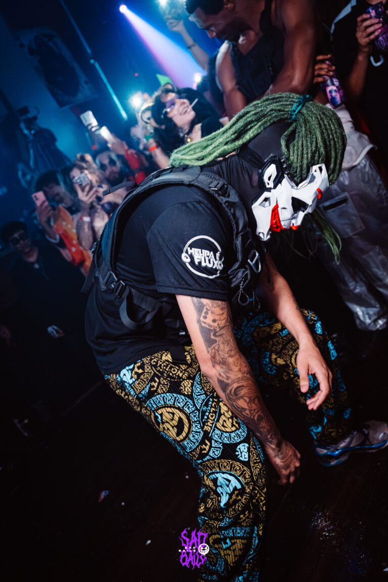 Rapaz com máscara de Coringa e peruca verde — Sad Baile Joker, Halloween em São Paulo, 17/10/2026