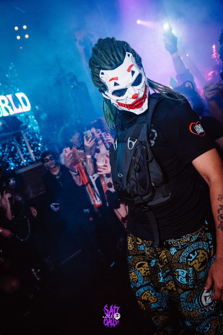Fantasia de Coringa com máscara e calça estampada — Sad Baile Joker, Halloween em São Paulo, 17/10/2026