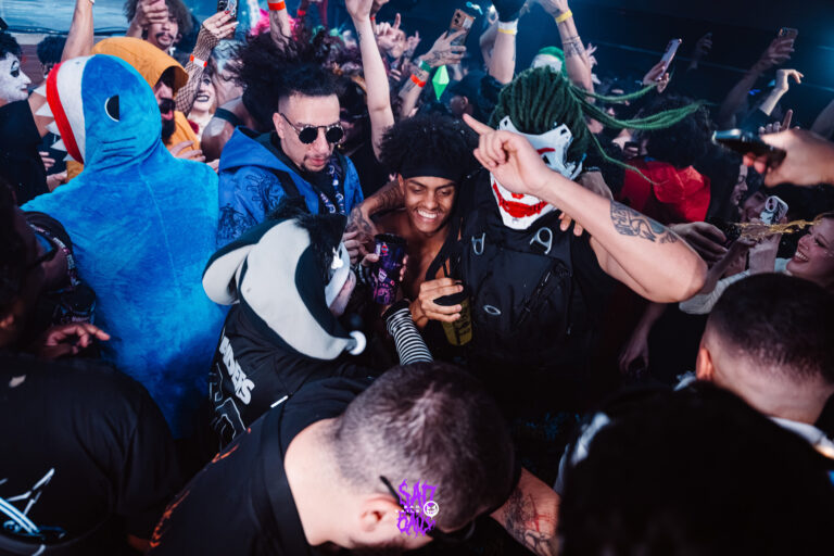Coringa mascarado no meio da roda — Sad Baile Joker, Halloween em São Paulo, 17/10/2026