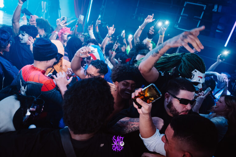 Público agita no meio da pista lotada — Sad Baile Joker, Halloween em São Paulo, 17/10/2026