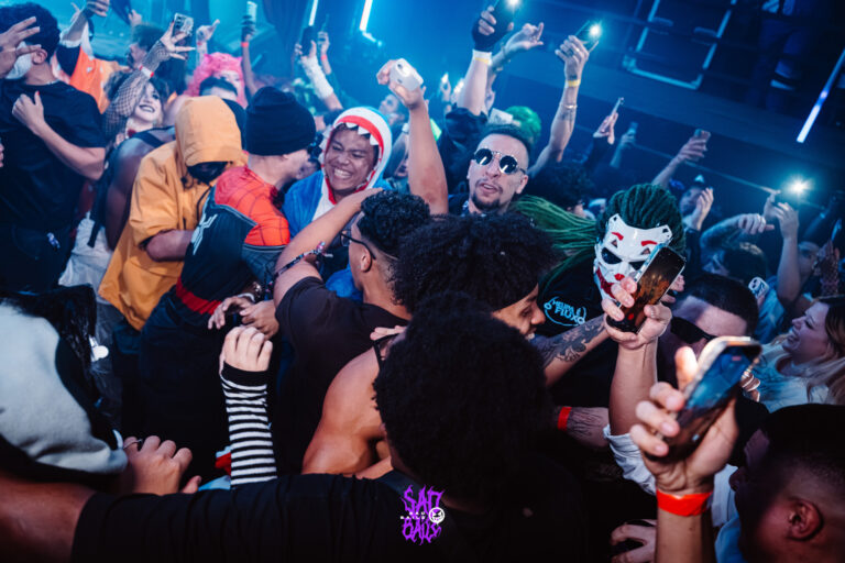 Roda com Coringa mascarado e galera fantasiada — Sad Baile Joker, Halloween em São Paulo, 17/10/2026