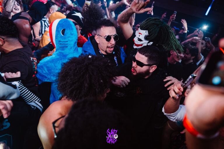Público fantasiado agita perto do palco — Sad Baile Joker, Halloween em São Paulo, 17/10/2026