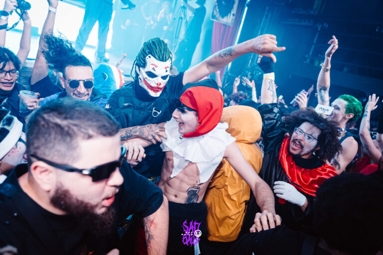Galera fantasiada na roda com o Coringa — Sad Baile Joker, Halloween em São Paulo, 17/10/2026
