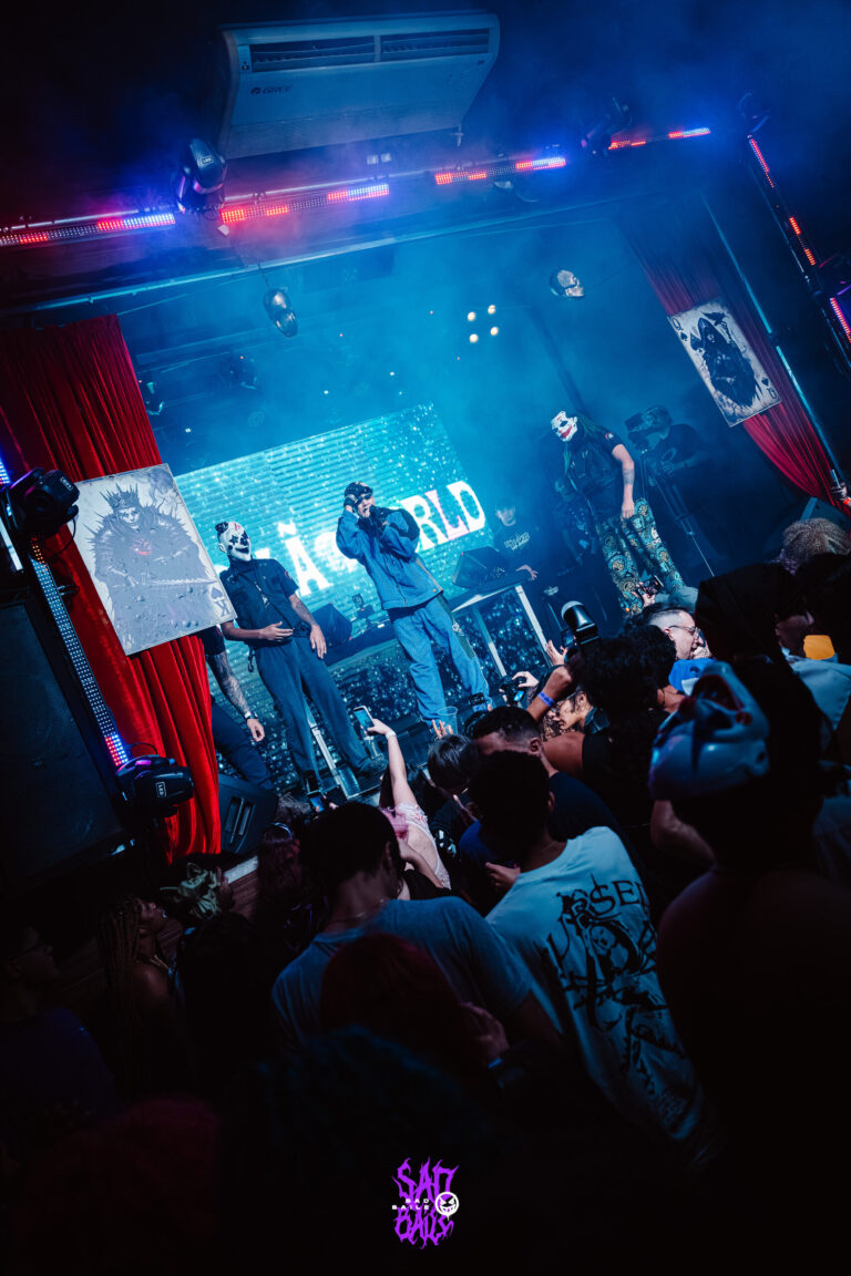 Show visto do fundo da pista com fumaça — Sad Baile Joker, Halloween em São Paulo, 17/10/2026