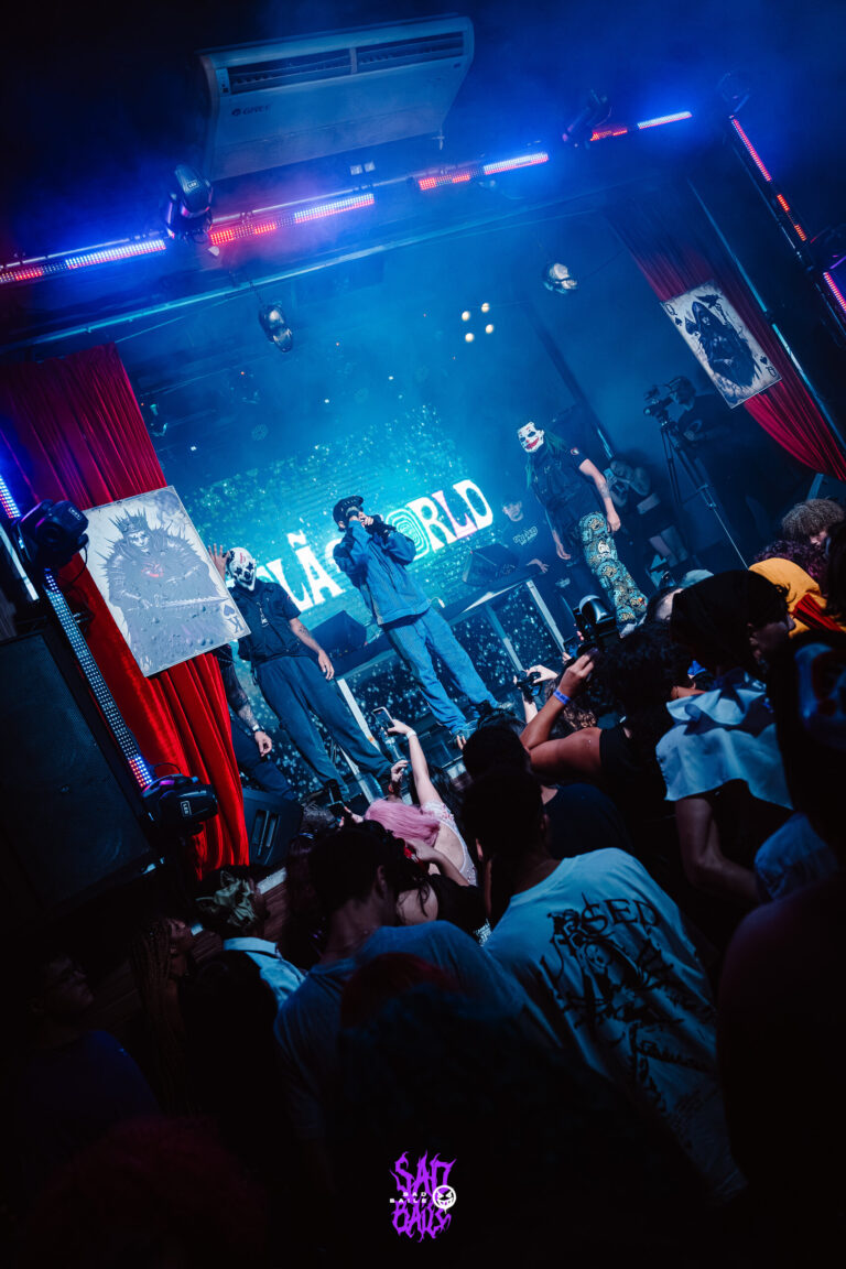 Artistas no palco com fumaça e telão ao fundo — Sad Baile Joker, Halloween em São Paulo, 17/10/2026