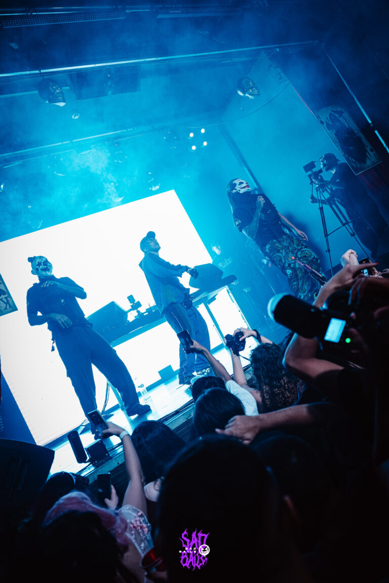 Artistas no palco com telão branco — Sad Baile Joker, Halloween em São Paulo, 17/10/2026