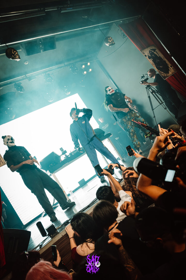 Show com luz branca e público à frente — Sad Baile Joker, Halloween em São Paulo, 17/10/2026