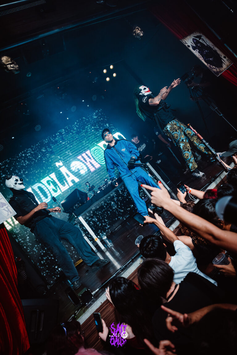 Artista no palco com a plateia de braços erguidos — Sad Baile Joker, Halloween em São Paulo, 17/10/2026